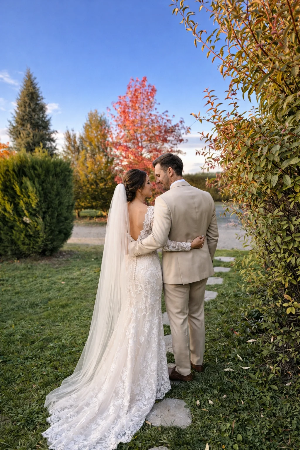 Couple de mariés au Domaine de la Noiseraie dans le Beaujolais